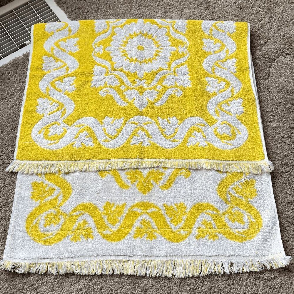 VTG St Mary’s Yellow White Medallion Terry Bath Towel Fringe 42x24 USA